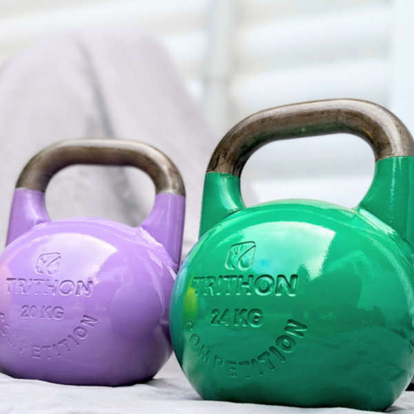 Kettlebells i competition og støbejern til brug i motionsrum